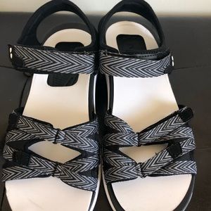 Super Comfy B&aw Sandals!! 8 1/2 Wide, BRAND NEW!
